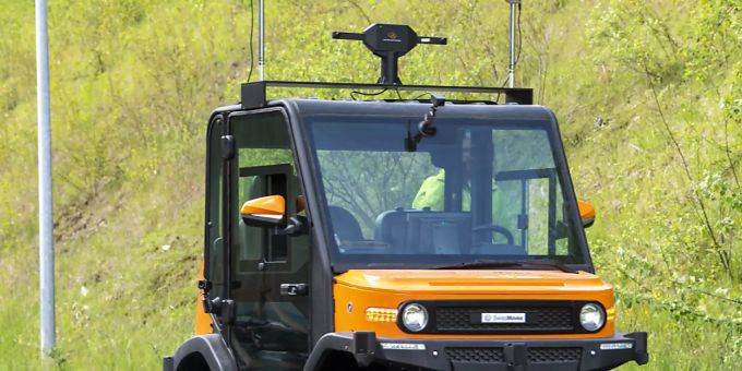 Das ferngesteuerte Fahrzeug auf dem Testgelände in Freiburg. Das ferngesteuerte Fahrzeug auf dem Testgelände in Freiburg.