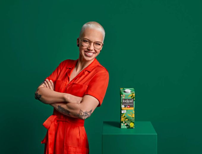 Stefanie Heinzmann unterstützt neu als Markenbotschafterin Emmis Vegan-Marke Beleaf. Frau mit Milch-Tetrapack