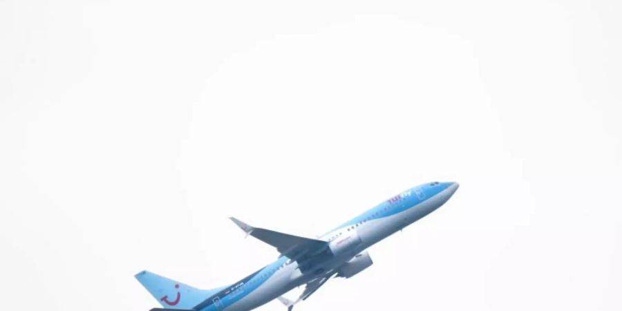 Ein Flugzeug von Tuifly in der Luft. Foto: Julian Stratenschulte/dpa