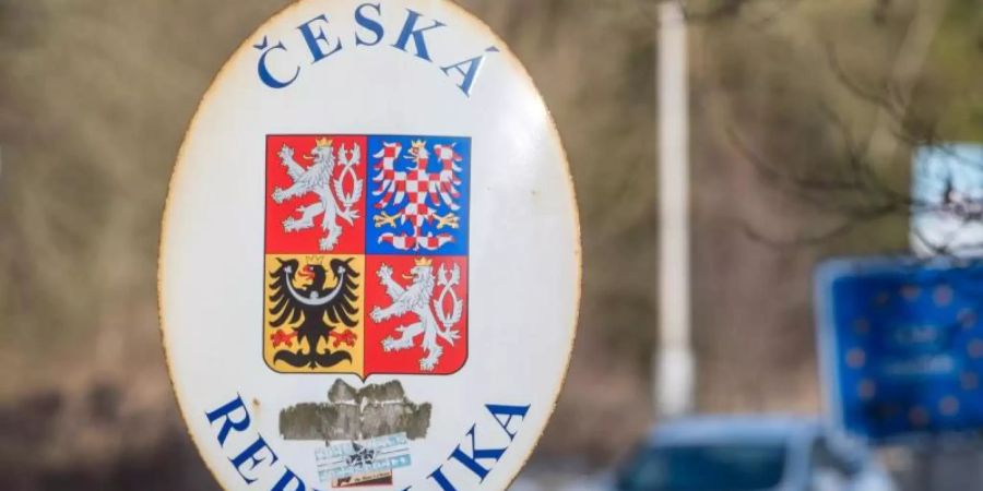 Ein Schild mit dem Wappen der tschechischen Republik steht an der deutsch-tschechischen Grenze. Foto: picture alliance / Armin Weigel/dpa