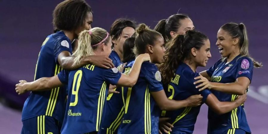 Die Frauen von Olympique Lyon haben vor dem Rückspiel im Viertelfinale der Champions League positive Coronafälle. Foto: Javier Soriano/Pool AFP/AP/dpa