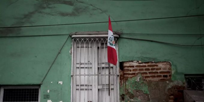 Die Fahne Perus an einem Gebäude. (Symbolbild) Peru
