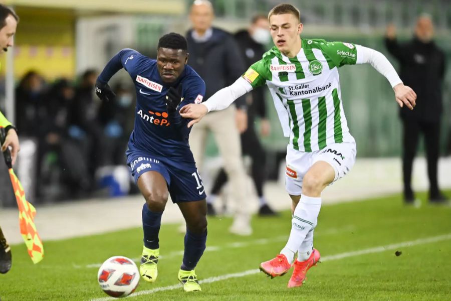 Aiyegun Tosin (l.) vom FCZ im Duell mit Miro Muheim (r.) vom FC St.Gallen.