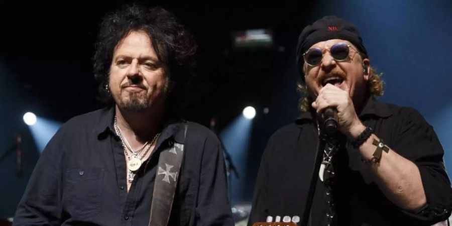 Toto haben eine kleine Pause eingelegt. Das haben Steve Lukather (l) und Joseph Williams für Soloalben genutzt. Foto: Valentin Flauraud/epa/dpa
