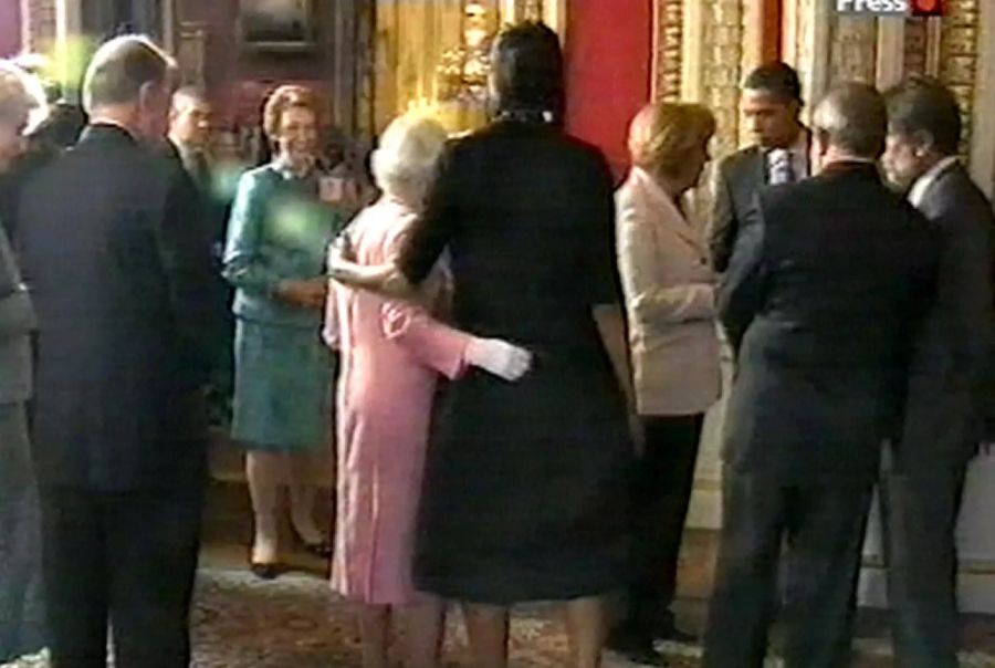 Michelle Obama und die Queen umarmen sich 2009.