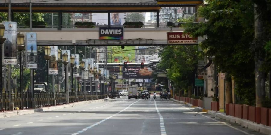 Leergefegte Strasse in Manila