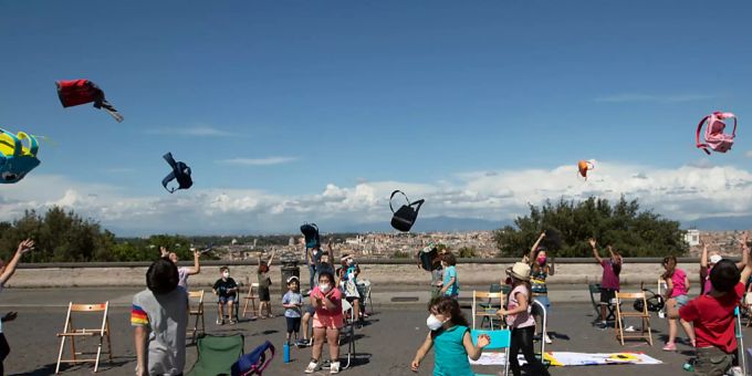 ARCHIV - Schulkinder werfen im Rahmen des Flashmobs «Apriti Scuola!» (Öffnet die Schule) auf dem Hügel Gianicolo ihre Schulranzen in die Luft. Foto: Alessandra Tarantino/AP/dpa Schule Italien