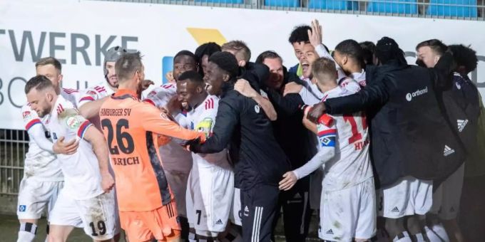 Die Spieler des Hamburger SV feiern den zweiten Treffer gegen den VfL Bochum. Foto: Marcel Kusch/dpa Die Spieler des Hamburger SV feiern den zweiten Treffer gegen den VfL Bochum. Foto: Marcel Kusch/dpa