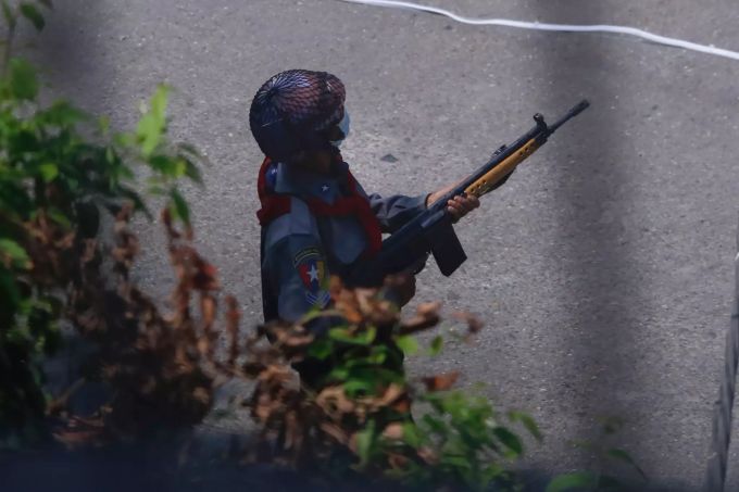 Polizisten patrouillieren in Myanmar schwer bewaffnet auf der Strasse. Militärputsch in Myanmar