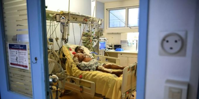 Covid-19-Patient in einem Pariser Krankenhaus Covid-19-Patient in einem Pariser Krankenhaus