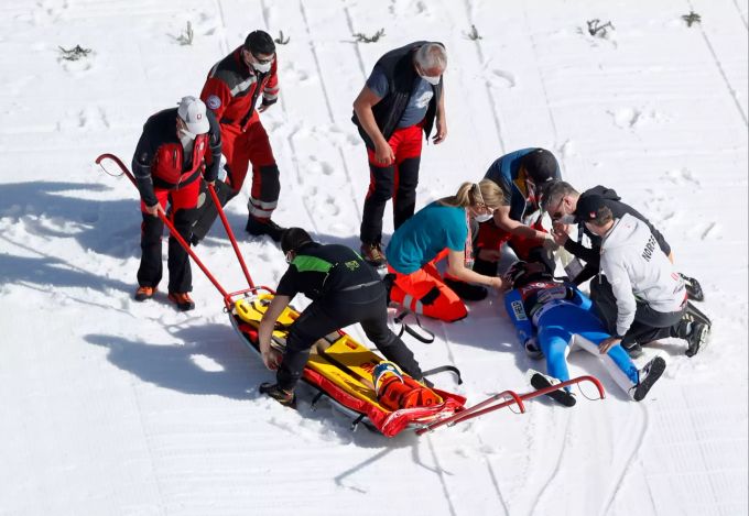 Daniel-André Tande muss nach seinem schweren Sturz im Zielraum von Planica abtransportiert werden. Daniel-André Tande
