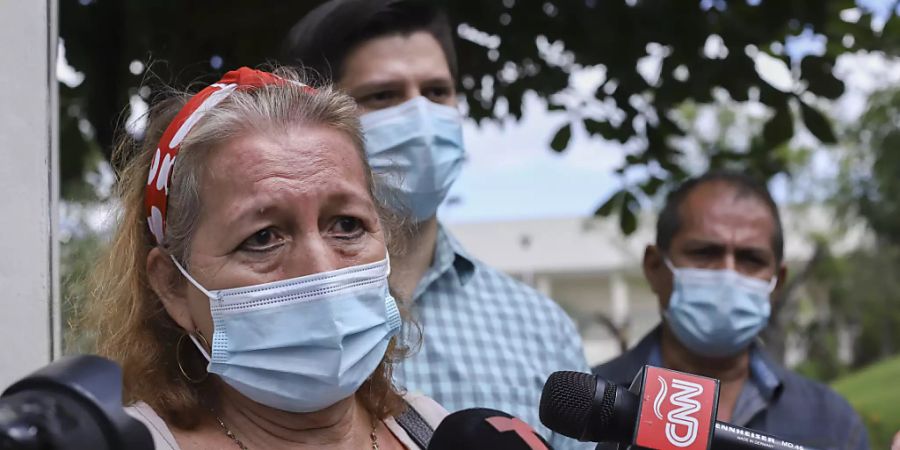 Rosibel Emerita Arriaza, Mutter der Frau, die bei einem Polizeieinsatz im mexikanischen Strandort Tulum ums Leben gekommen ist, spricht mit Journalisten. Foto: Salvador Melendez/AP/dpa