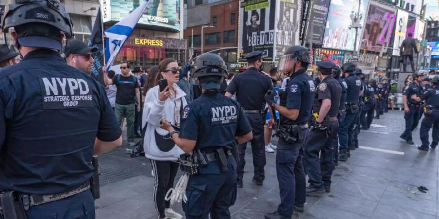Polizisten stellen sich bei einem Zusammenstoss zwischen Unterstützern der Palästinenser und Unterstützern von Israel auf dem Times Square. Foto: Ron Adar/SOPA Images via ZUMA Wire/dpa