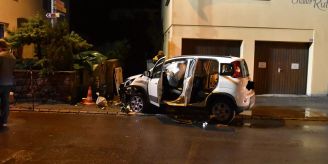 Klosters GR - Auto kollidiert mit Wasserhydrant und Verteilkasten