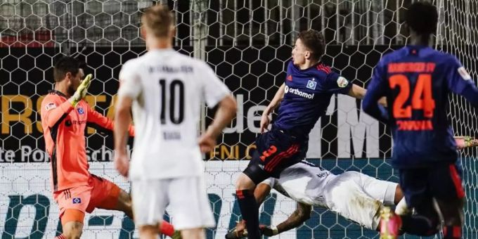 Daniel Keita Ruel (r) sorgte bei Sandhausens Sieg gegen den HSV für die Vorentscheidung. Foto: Uwe Anspach/dpa Daniel Keita Ruel (r) sorgte bei Sandhausens Sieg gegen den HSV für die Vorentscheidung. Foto: Uwe Anspach/dpa