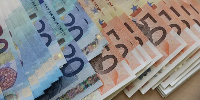 ARCHIV - 29.03.2017, Mecklenburg-Vorpommern, Rostock: Euro-Geldscheine, aufgenommen bei einem Pressetermin in der Filiale der Bundesbank. Bundestag - Nachtragshaushalt