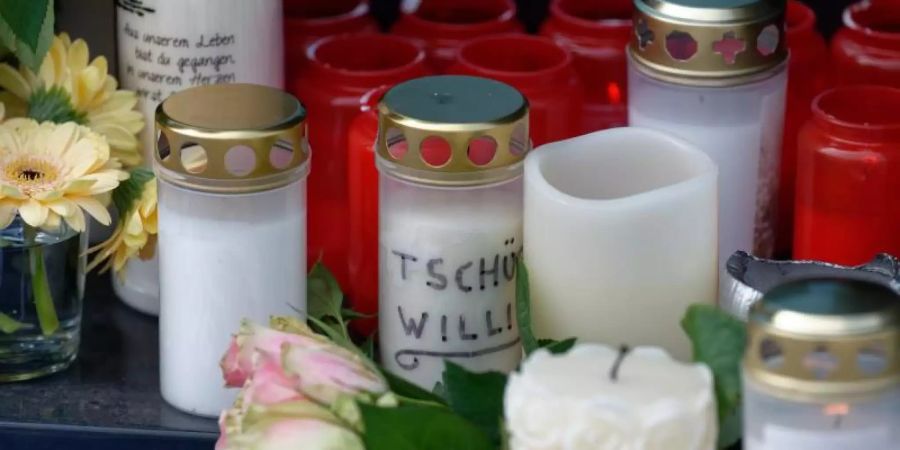 Blumen und Kerzen vor dem Haus in Köln-Mülheim, in dem der verstorbene Schauspieler Willi Herren wohnte. Foto: Henning Kaiser/dpa