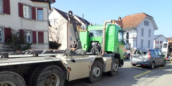Die Mitfahrerin im hinteren Auto wurde beim Unfall verletzt. Unfall Romanshorn Thurgau