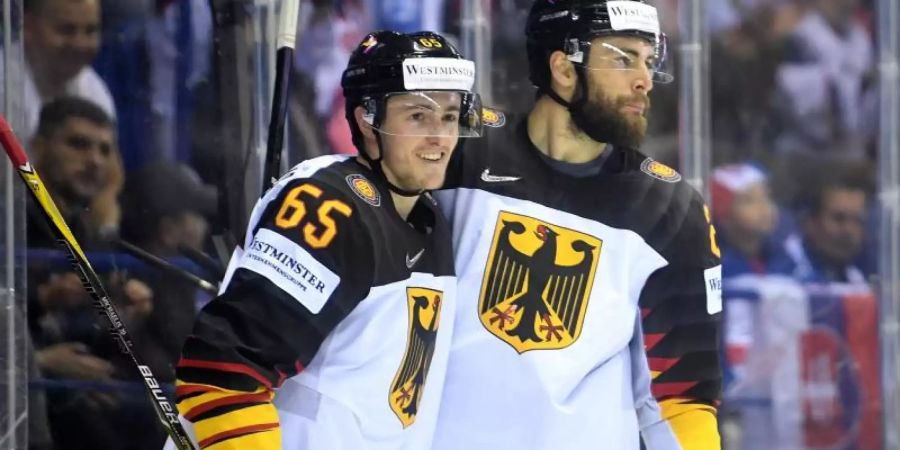 Beim WM-Spiel gegen Finnland im Jahr 2019 jubelt Marc Michaelis (l) mit Teamkollege Matthias Plachta nach einem Tor. Foto: Monika Skolimowska/dpa-Zentralbild/dpa