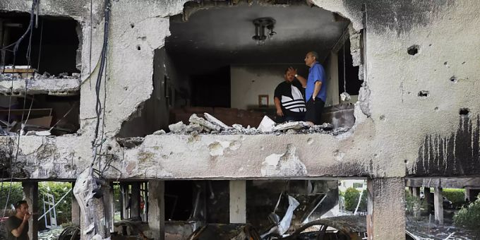 Mitglieder der Familie Sror inspizieren den Schaden an ihrer Wohnung, nachdem diese von einer aus dem Gazastreifen abgefeuerten Rakete getroffen wurde. Foto: Oded Balilty/AP/dpa Mitglieder der Familie Sror inspizieren den Schaden an ihrer Wohnung, nachdem diese von einer aus dem Gazastreifen abgefeuerten Rakete getroffen wurde. Foto: Oded Balilty/AP/dpa
