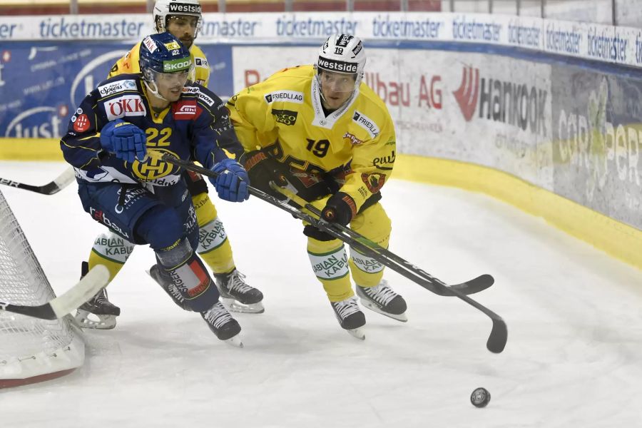 Jesper Olofsson (r.) vom SCB wird von HCD-Spieler David Ullstroem (l.) verfolgt.