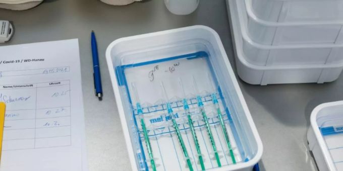 Spritzen mit Biontech-Impfstoff Spritzen mit Biontech-Impfstoff
