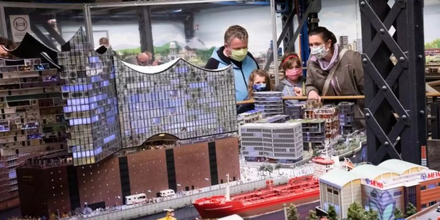 Nach wochenlanger Schliessung wegen der Corona-Pandemie will die Modelleisenbahnanlage in Hamburg nach Pfingsten wieder für Besucher öffnen. Foto: Christian Charisius/dpa