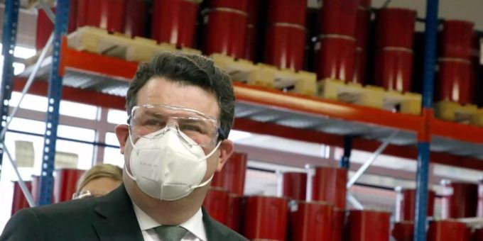 Mit Sicherheitsbrille und Mund-Nasenschutzmaske informiert sich Hubertus Heil (SPD), Bundesarbeitsminister, bei einem Besuch des Unternehmens Gleitsmann Security Inks über Arbeitsschutz und Arbeit unter Coronabedingungen. Foto: Wolfgang Kumm/dpa Mit Sicherheitsbrille und Mund-Nasenschutzmaske informiert sich Hubertus Heil (SPD), Bundesarbeitsminister, bei einem Besuch des Unternehmens Gleitsmann Security Inks über Arbeitsschutz und Arbeit unter Coronabedingungen. Foto: Wolfgang Kumm/dpa