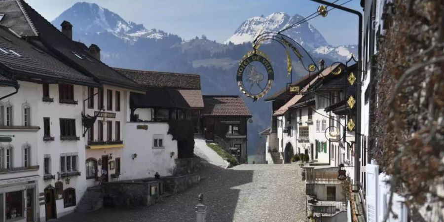 Die Schweiz plant weitere Öffnungsschritte. Schon bald dürfen Gastronomen Gäste wieder in Innenräumen bewirten. Zudem wird Geimpften und Personen unter 16 Jahren die Einreise erleichtert. Foto: Laurent Gillieron/KEYSTONE/dpa