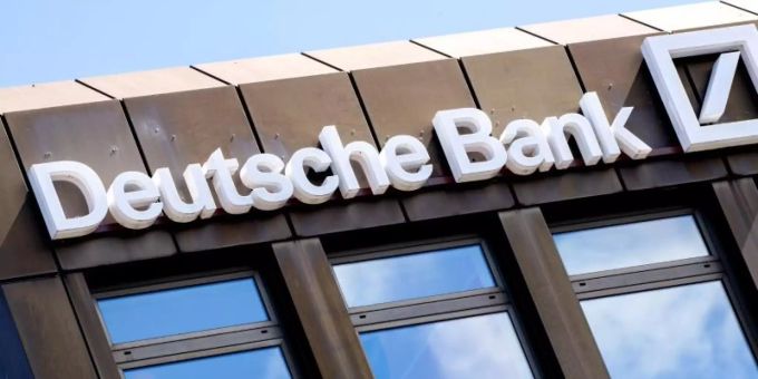 Dank weiterhin gut laufender Geschäfte macht die Deutsche Bank ihren Anteilseignern zunehmend Hoffnung auf die erste Gewinnausschüttung nach zwei Nullrunden. Foto: Hauke-Christian Dittrich/dpa Dank weiterhin gut laufender Geschäfte macht die Deutsche Bank ihren Anteilseignern zunehmend Hoffnung auf die erste Gewinnausschüttung nach zwei Nullrunden. Foto: Hauke-Christian Dittrich/dpa