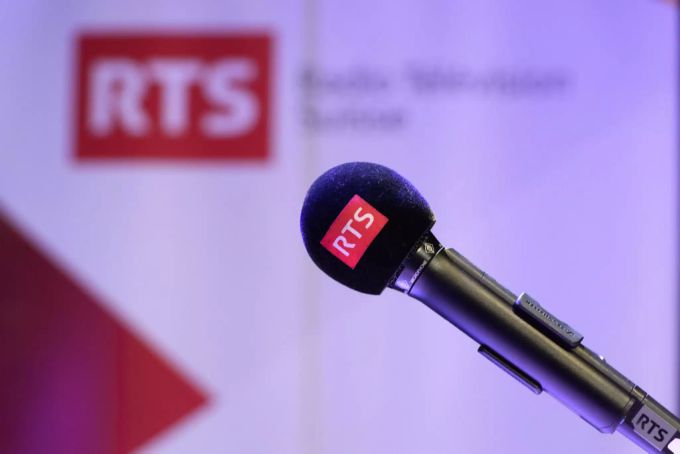 Ein RTS-Mikrofon während einer Pressekonferenz von Radio Television Suisse, RTS. (Symbolbild) RTS