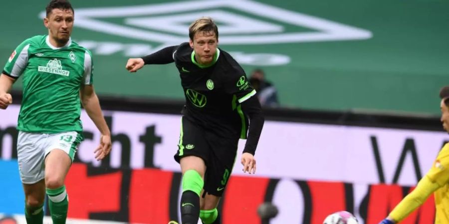 VfL-Torjäger Wout Weghorst (M) sorgte beim Wolfsburger in Bremen für die Vorentscheidung. Foto: Carmen Jaspersen/dpa