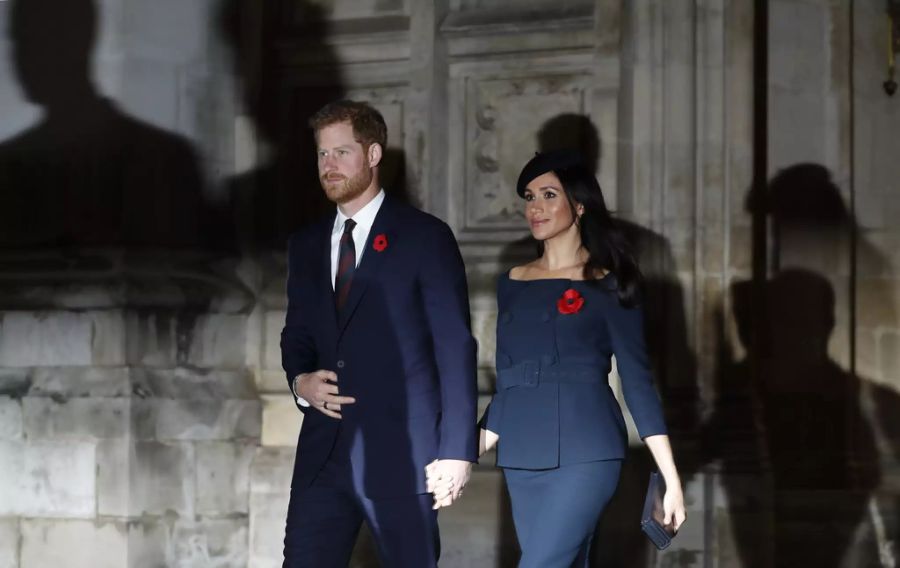 Beim 100. Jahrestag des Ersten Weltkriegs sah Meghan umwerfend aus. Ihren Babybauch erkannte man bei diesem Outfit erst auf den zweiten Blick.