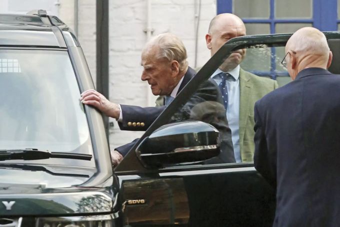 Am 24. Dezember verlässt Prinz Philip die Privatklinik in London. Jetzt ist er schon wieder in Behandlung. Prinz Philip Queen Elisabeth
