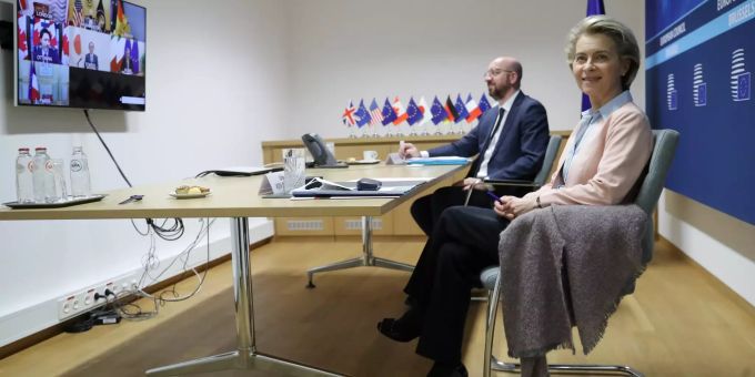 19.02.2021, Belgien, Brüssel: Ursula von der Leyen (r), Präsidentin der Europäischen Kommission, und Charles Michel, Präsident des Europäischen Rates, bereiten sich im Gebäude des Europäischen Rates auf die Teilnahme am virtuellen G7-Gipfel vor. Die Staats- und Regierungschefs der Gruppe der sieben Wirtschaftsmächte halten am Freitag ihr erstes Treffen im Jahr 2021 ab und versprechen, Corona-Impfstoffe mit den ärmsten Ländern der Welt zu teilen - obwohl Details darüber, wie bald und wie viel sie geben werden, noch nicht bekannt sind. Foto: Olivier Hoslet/Pool EPA/dpa +++ dpa-Bildfunk +++ Coronavirus - G7-Gipfel