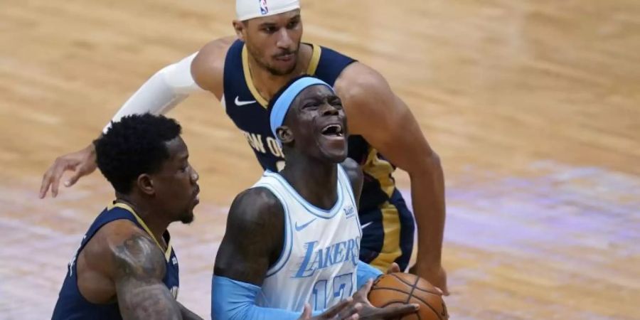 Auch Dennis Schröder (M.) konnte die Niederlage der Lakers nicht verhindern. Foto: Gerald Herbert/AP/dpa