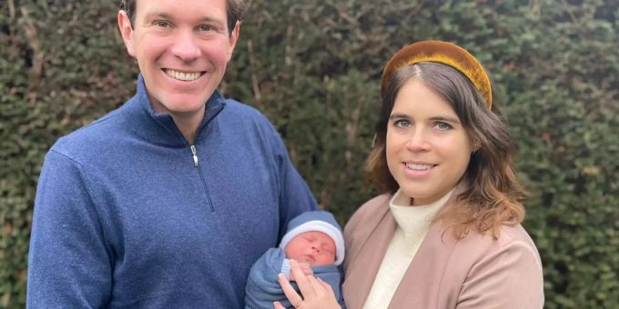 Prinzessin Eugenie (r.) und Jack Brooksbank halten ihren Sohn August Philip Hawke Brooksbank auf dem Arm. Prinzessin Eugenie 30