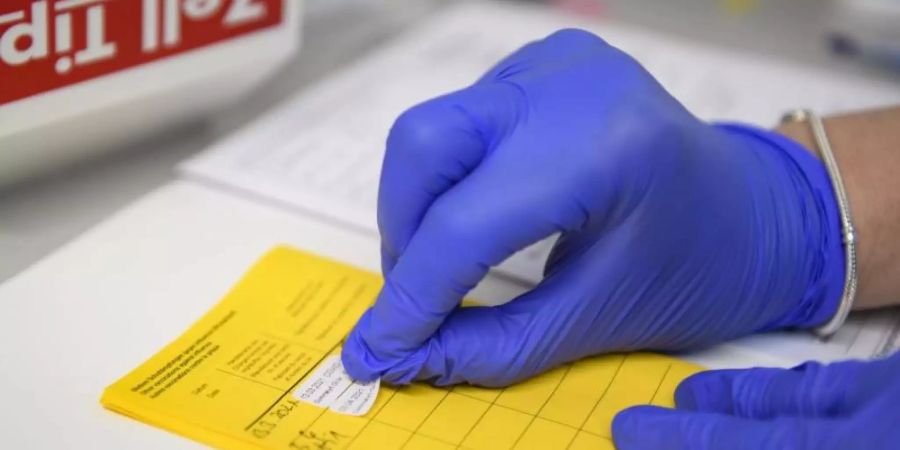 Informationen über die Impfung werden im Impfpass eingetragen. (Symbolbild). Foto: Christopher Neundorf/dpa