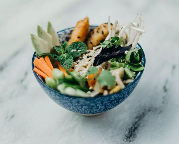 Eine Bowl mit verschiedenen gesunden Zutaten. Bowl