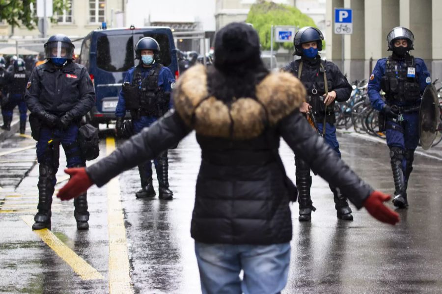 Eine Skeptikerin provoziert Berner Polizisten.