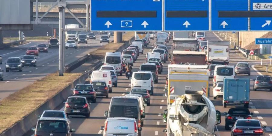 Eine Umfrage bestätigt den Eindruck, dass Menschen in der Corona-Krise am liebsten Auto fahren. Foto: Peter Kneffel/dpa