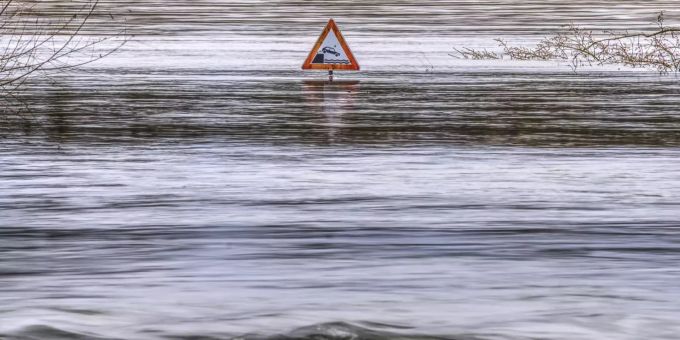 Eine Strasse steht unter Wasser. (Symbolbild) Überschwemmungen