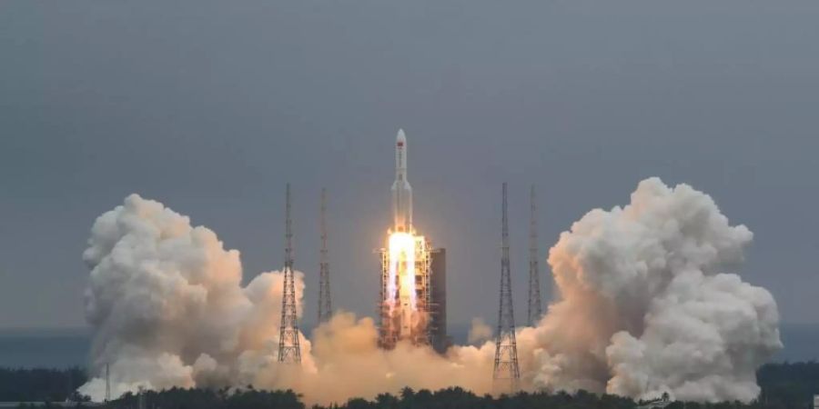 China weist Sorgen vor Trümmern seiner Rakete zurück. Foto: Ju Zhenhua/Xinhua via AP/dpa