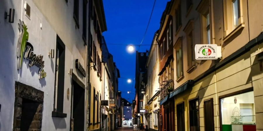 Leere Strasse während Ausgangssperre in Düsseldorf