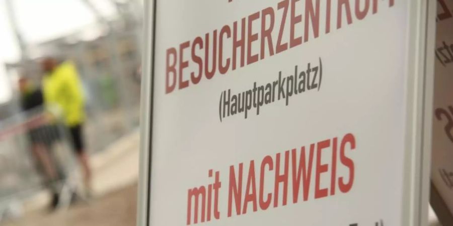 Ein Schild weist an der Hängebrücke an der Rappbode Talsperre darauf hin, dass Besucher und Ausflügler für den Besuch einen negativen Corona Test benötigen. Die Gesundheitsämter in Deutschland haben dem Robert Koch-Institut (RKI) binnen eines Tages 3852 Corona-Neuinfektionen gemeldet. Foto: Matthias Bein/dpa-Zentralbild/dpa
