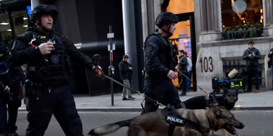 Polizisten in der Nähe des Tatorts