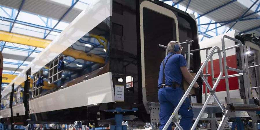 Der Zugbauer Stadler hat gemeinsam mit der Verkehrstechnik-Sparte von Siemens einen Auftrag in Portugal an Land gezogen. Dabei geht es um die Modernisierung der Metro in Lissabon.(Archivbild)