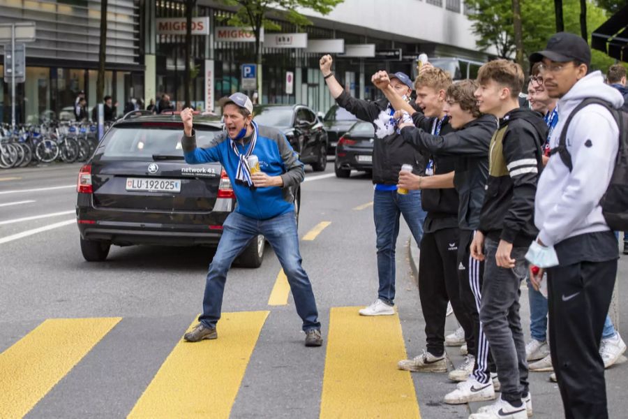 Luzerner Fans freuen sich über den Sieg ihres Teams im Schweizer Cup.