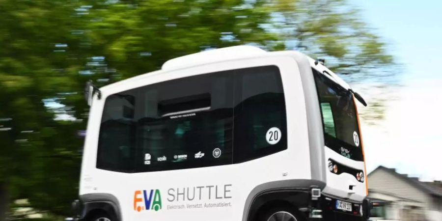 Ein autonom fahrender Minibus ist in einem Karlsruher Stadtteil im Einsatz. Die Fahrt erfolgt im Rahmen des Forschungsprojekts «EVA-Shuttle». Foto: Uli Deck/dpa