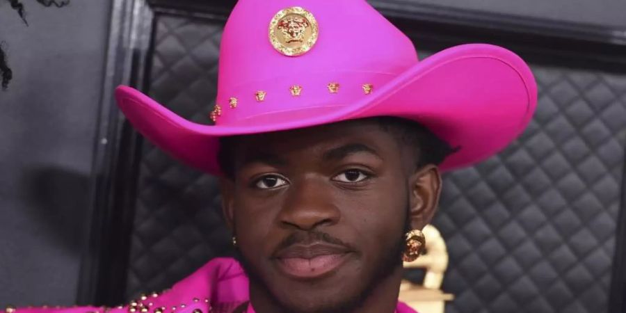 Lil Nas X kommt Dominic Fike ganz nah. Foto: Jordan Strauss/AP/dpa